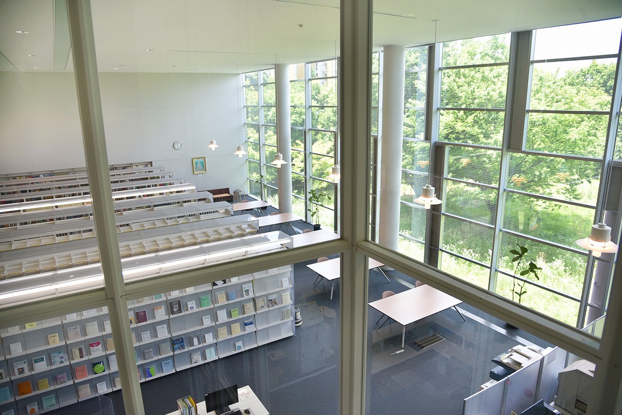 国立国語研究所研究図書室の閲覧室の風景