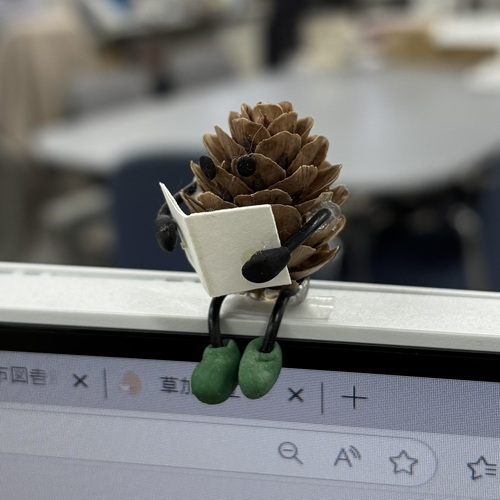 職員のデスクにいるまつぼん