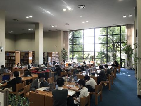 中央大学附属中学校・高等学校図書館（本館）中央閲覧席