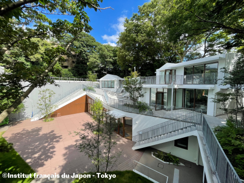 東京日仏学院は、1952年創立のフランス政府公式の語学学校・文化センターです。首都東京の中心にありながら、著名な建築家坂倉準三と藤本壮介設計による見事な建築が中庭を取り囲む、緑豊かな素晴らしい環境の中にあります。