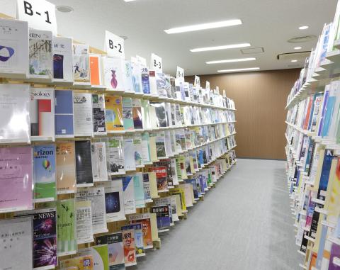 閲覧室写真（雑誌架）