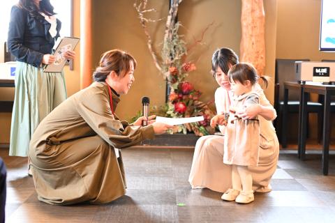 第2回（R7）表彰式：親子でご来場くださった受賞者へお渡し