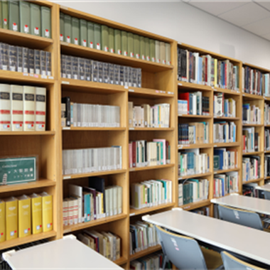 イタリア文化会館-大阪　図書コーナー_02.png